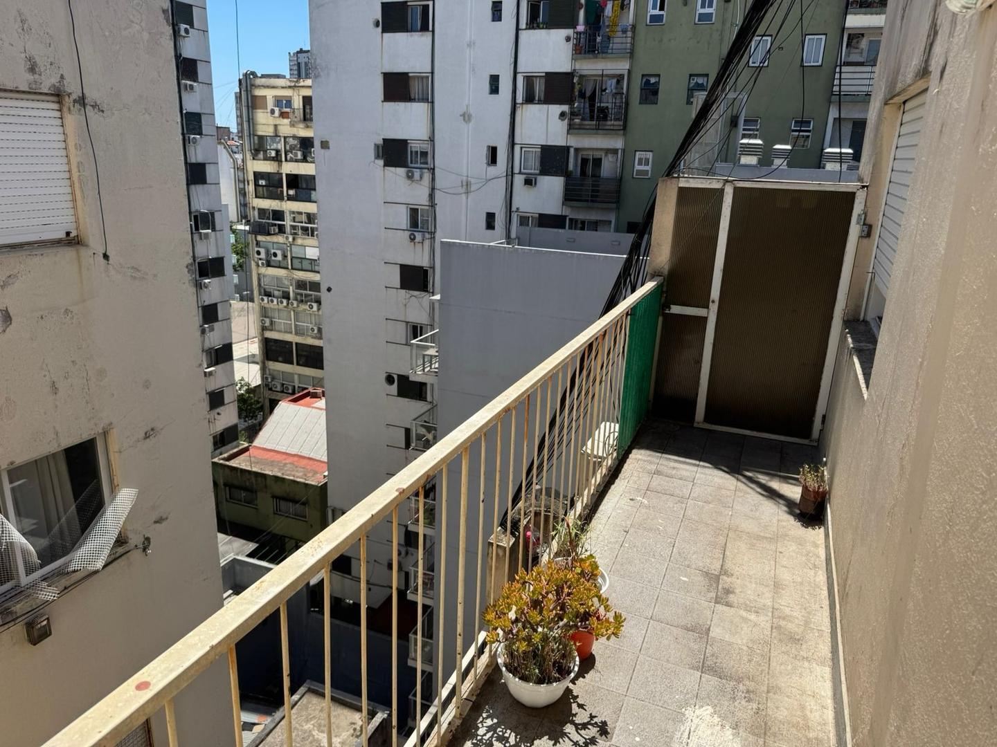 2 AMBIENTES MUY LUMINOSOS LATERAL CON BALCON