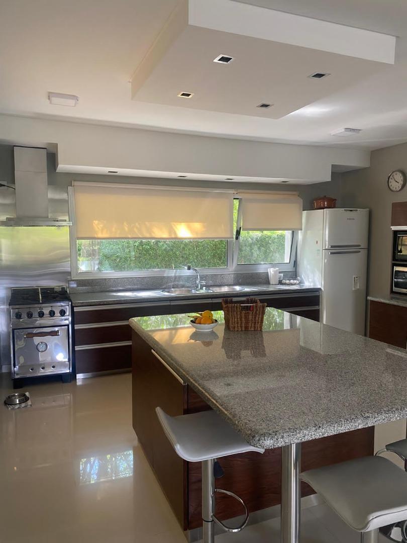 Casa 6 ambientes con 4 baños