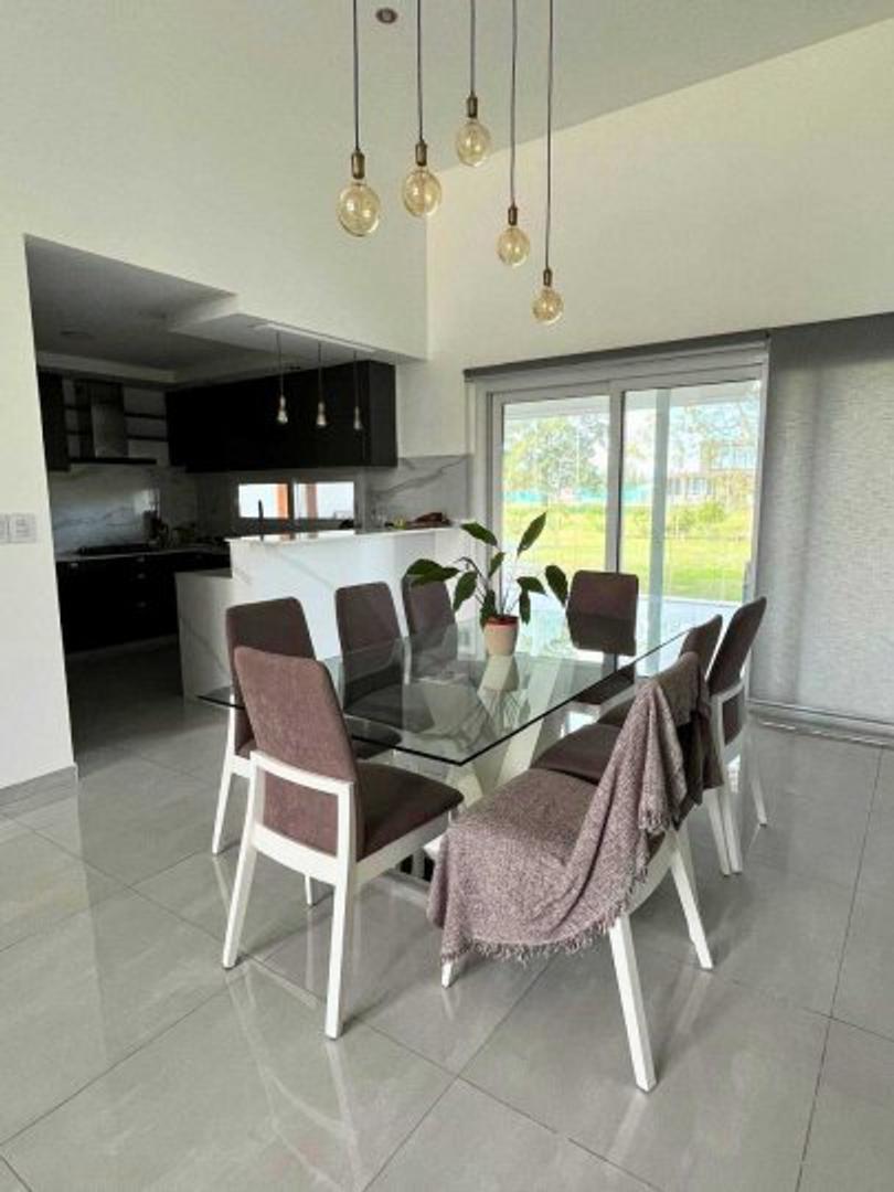 Casa en venta: 4 ambientes en el barrio Area de 60