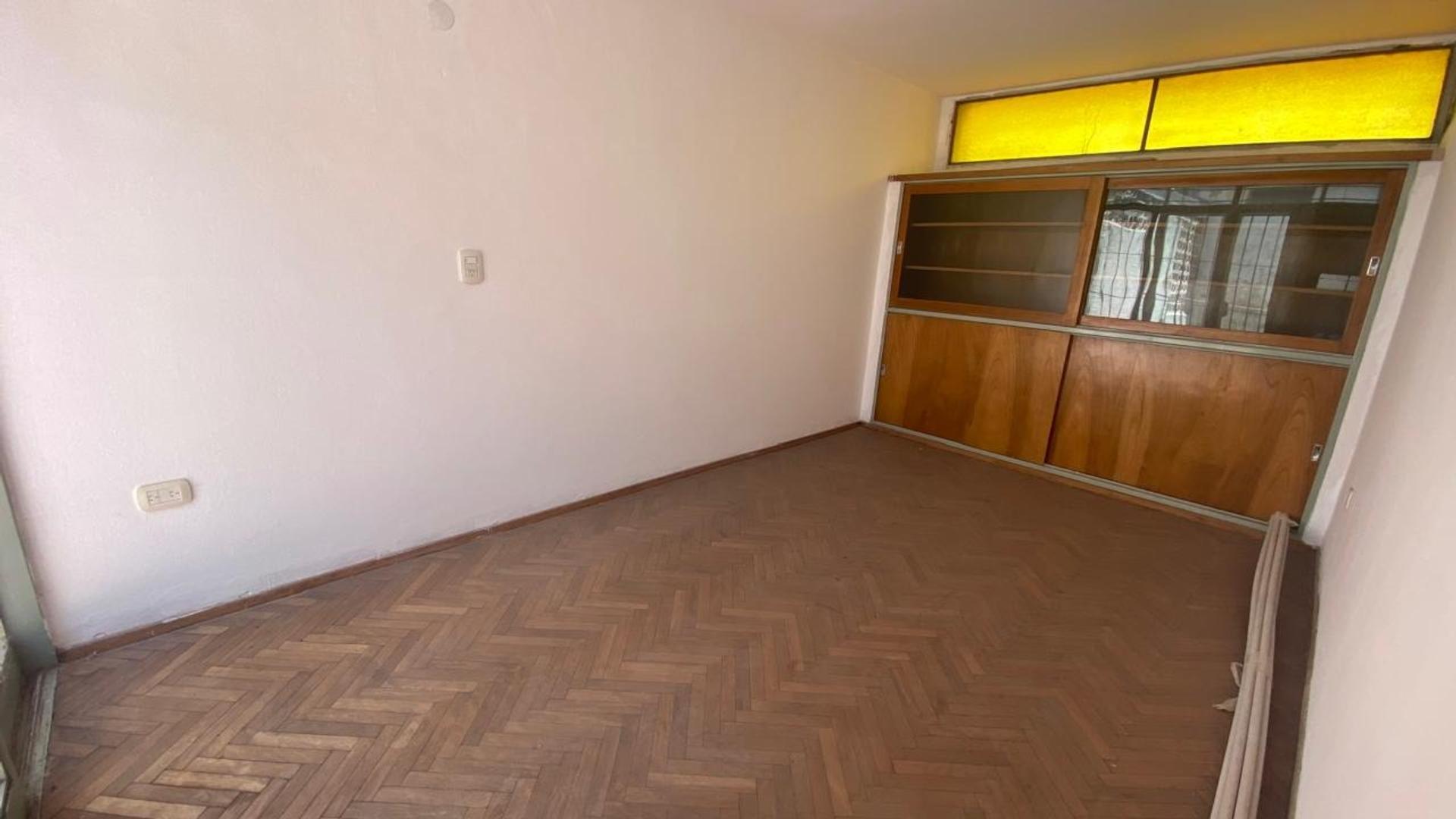 SE VENDE CASA 4 DORMITORIOS EN Bº TALLERES OESTE