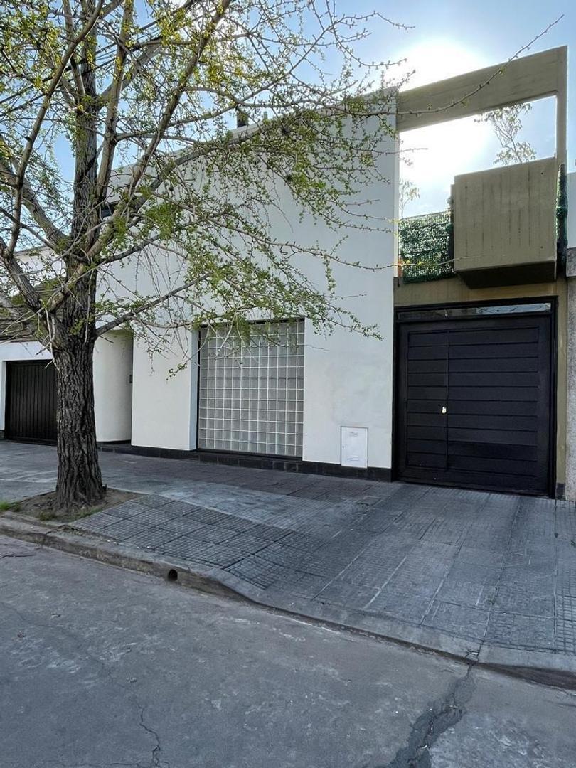 CASA EN VENTA EN HAEDO  CON GARAGE PATIO Y TERRAZA
