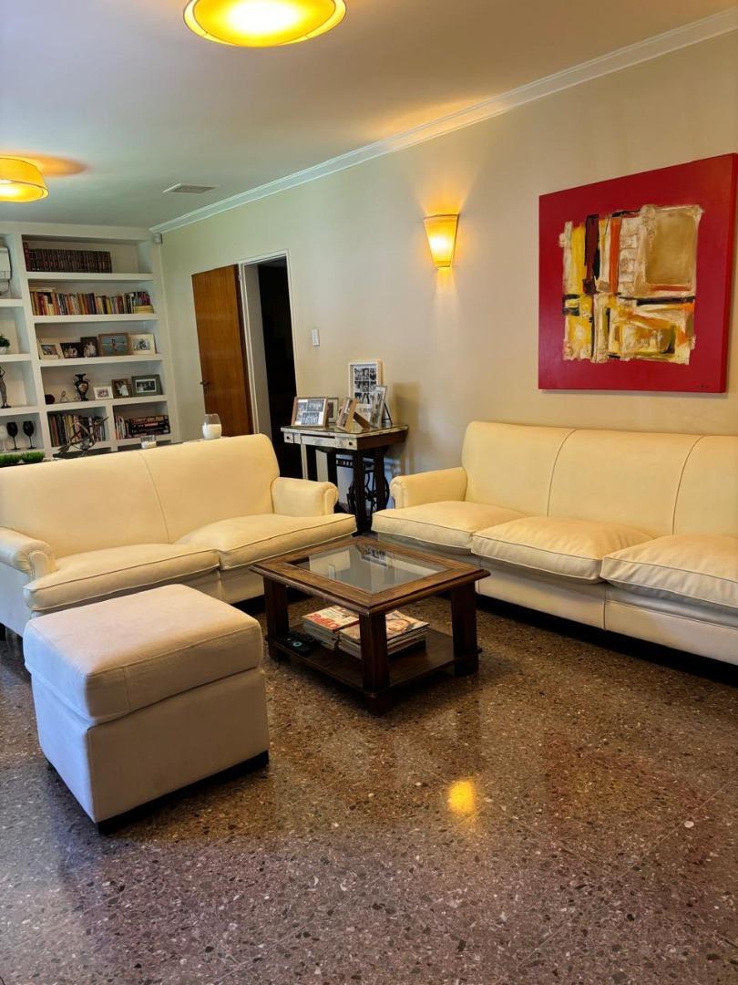 Casa en Venta con 4 cocheras