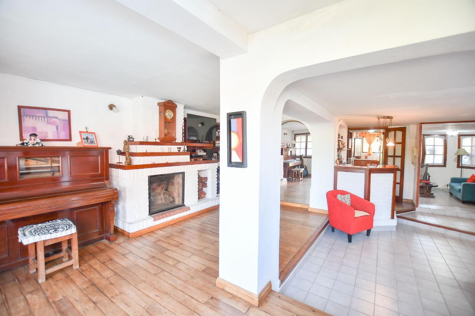 Casa 6 ambientes con 5 baños