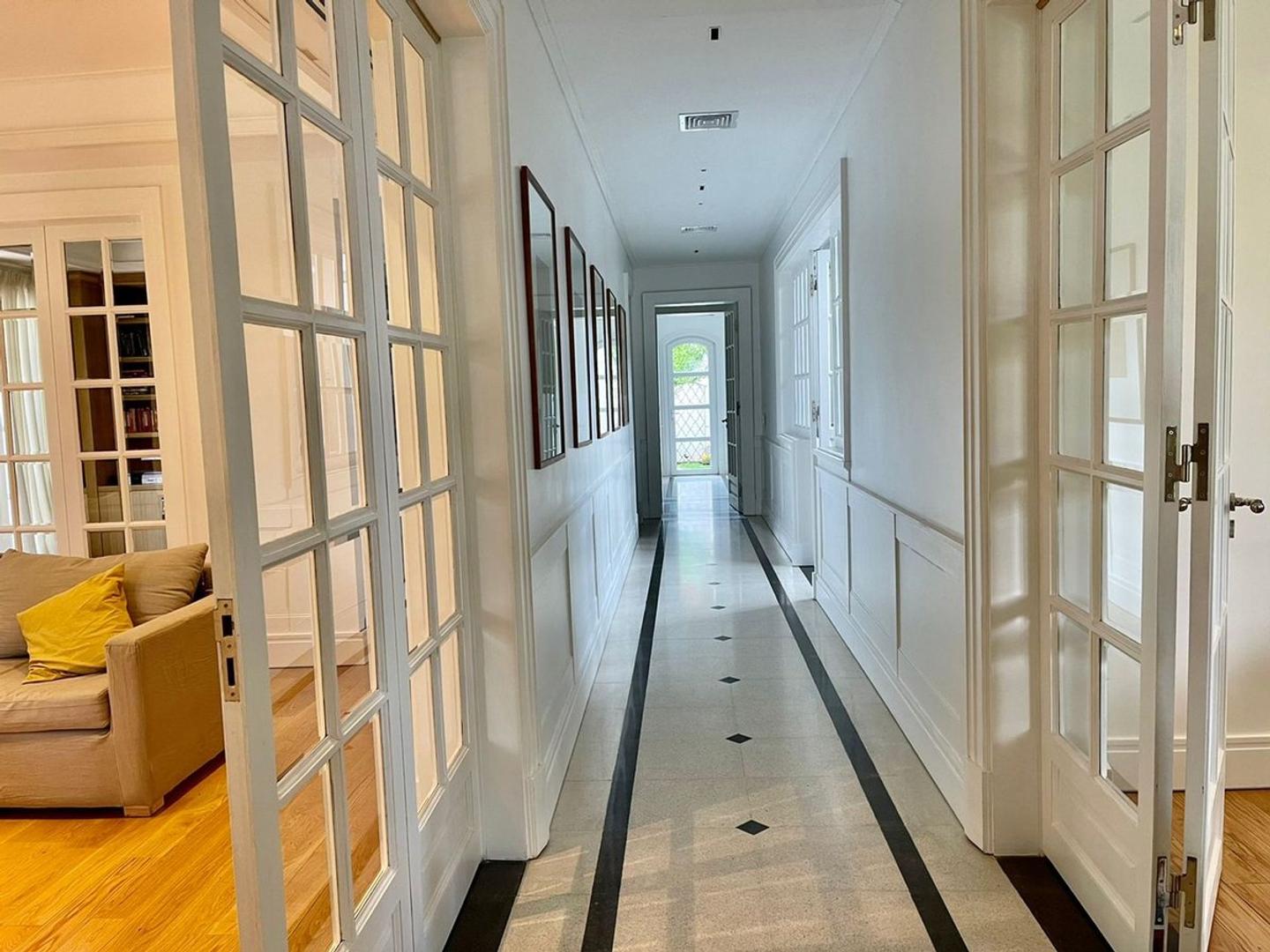 Casa en Alquiler con 2 cocheras