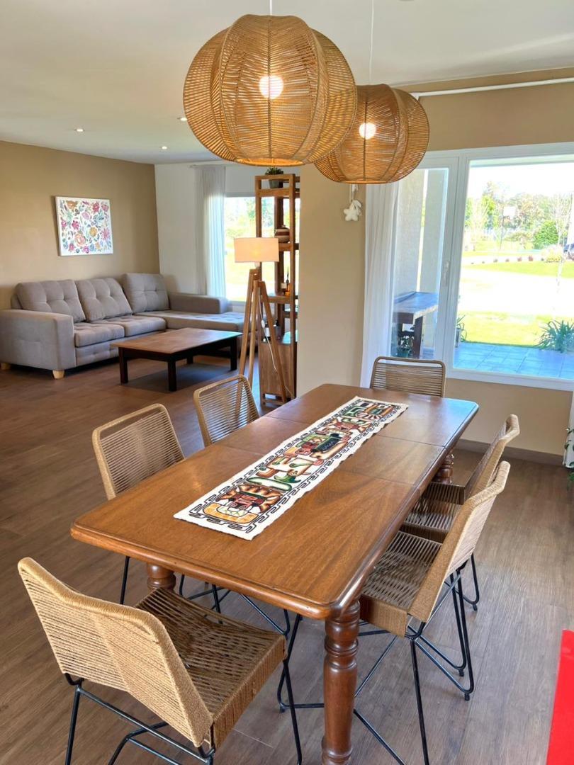 Casa en Alquiler Temporal con 3 cocheras