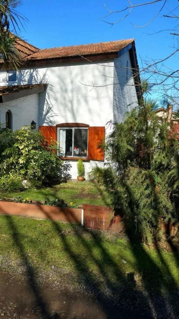 Casa en Venta con 2 cocheras