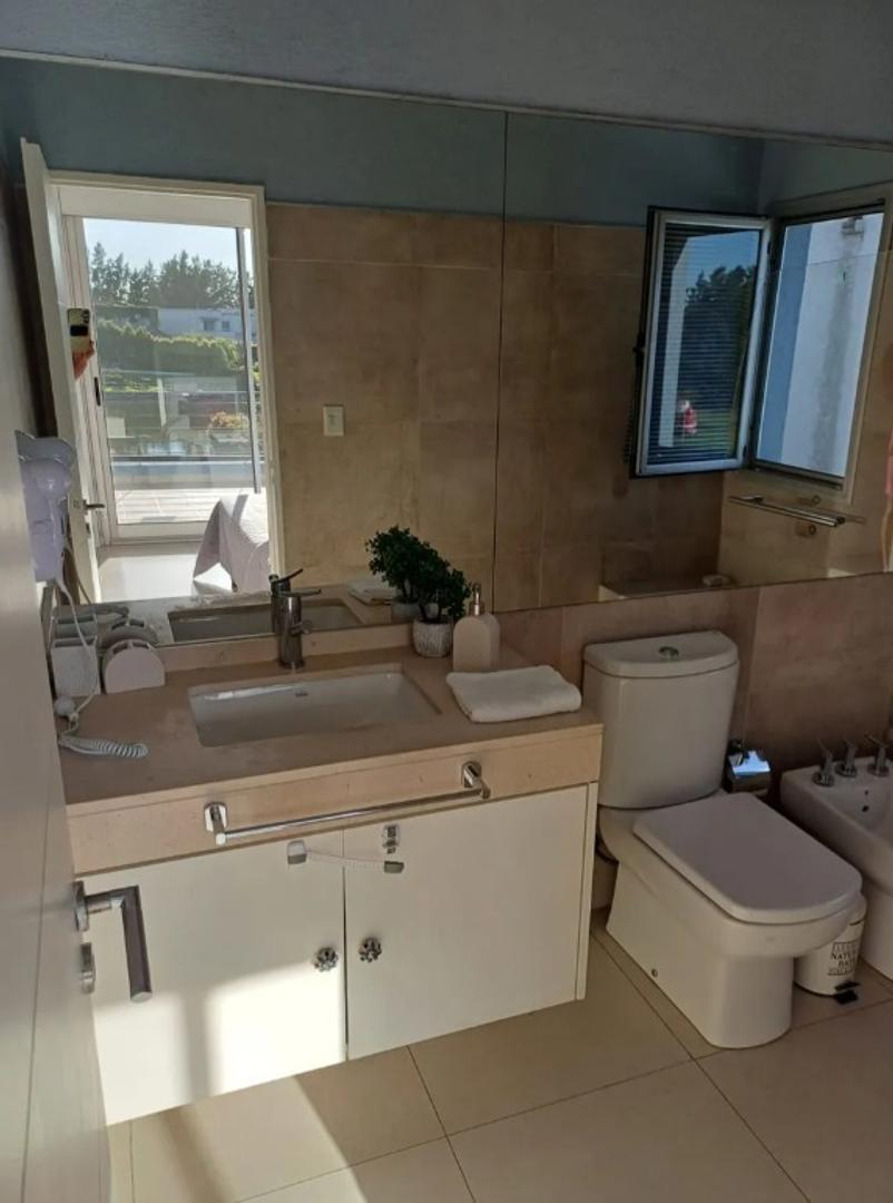 Casa de 8 ambientes vista al lago, alquiler anual.