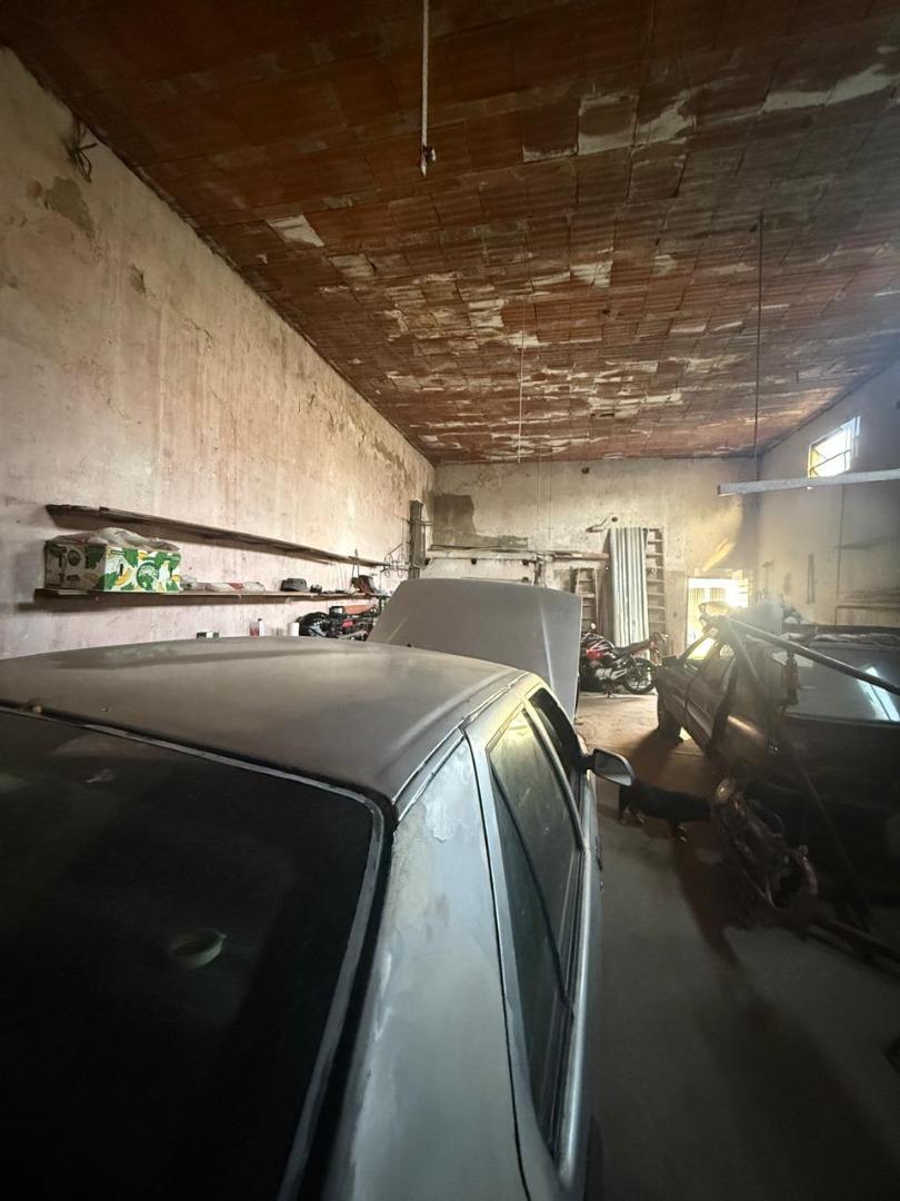 CASA 4 AMBIENTES CON LOCAL  EN VENTA