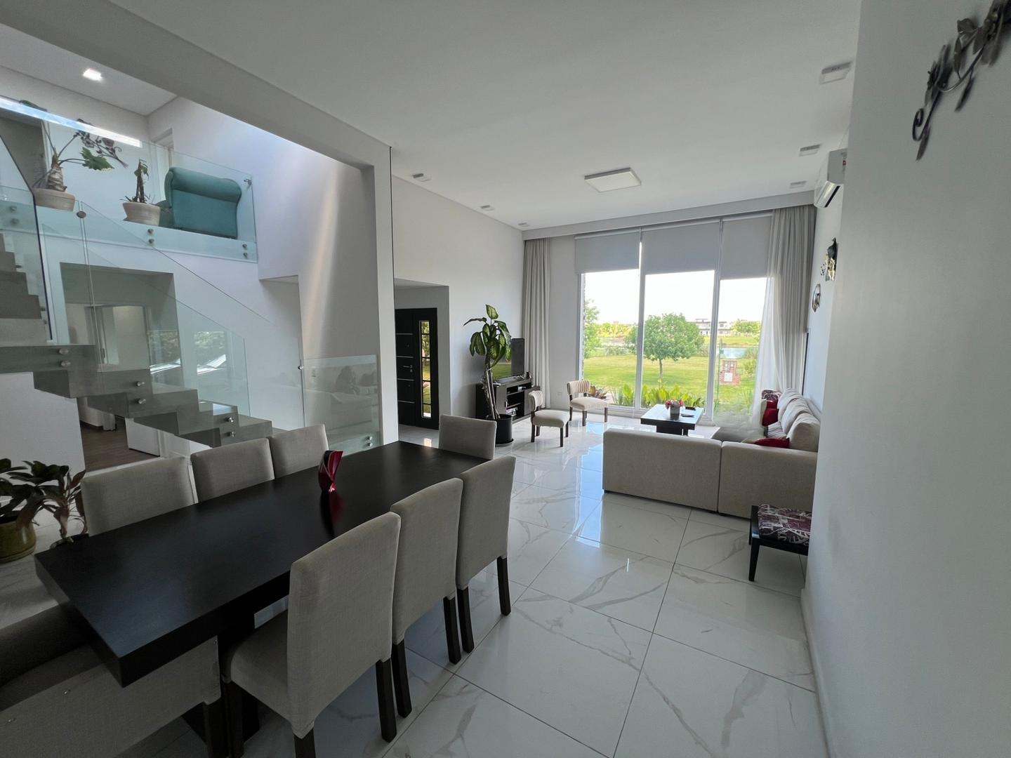 Casa en Venta con 2 cocheras