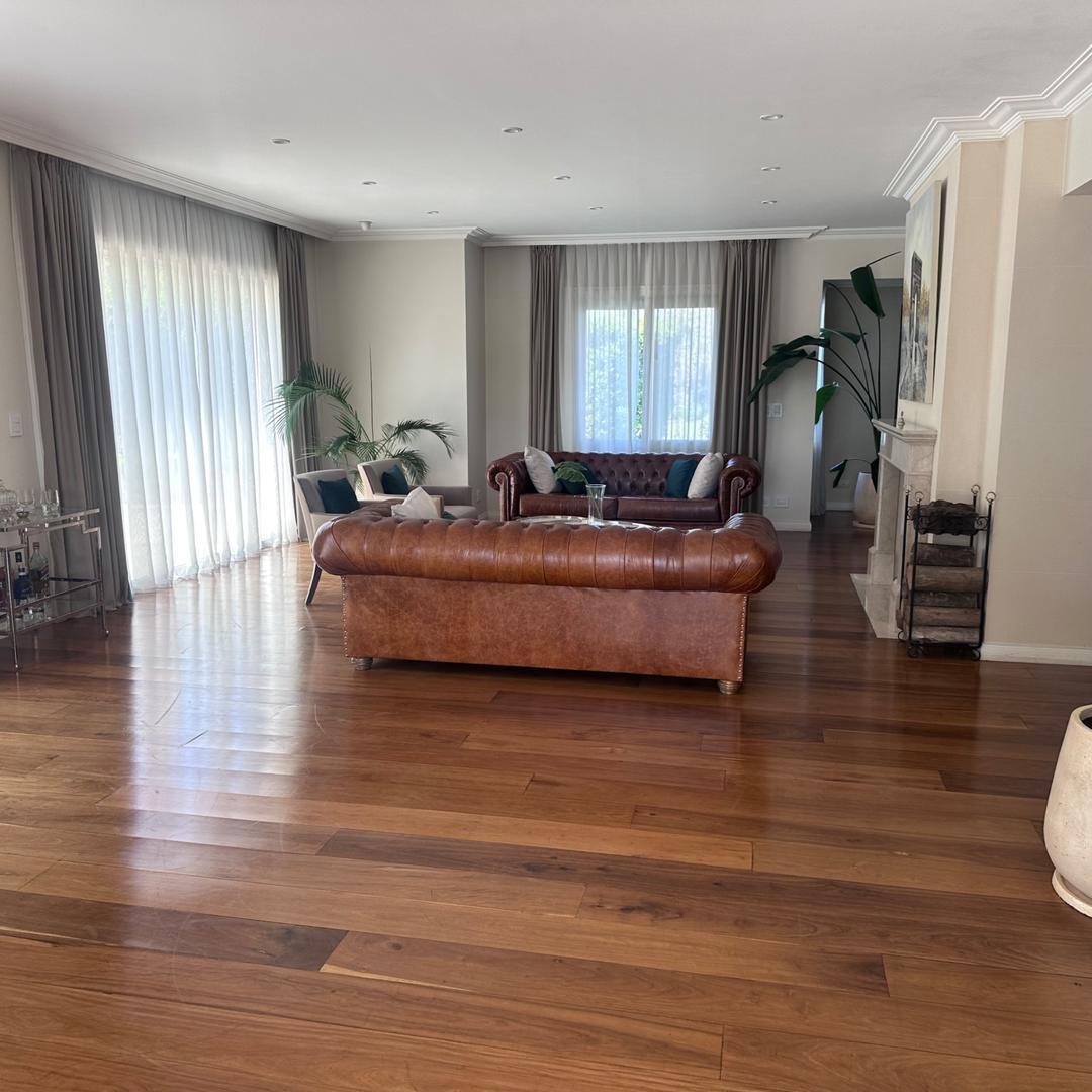 Casa en Alquiler con 3 cocheras