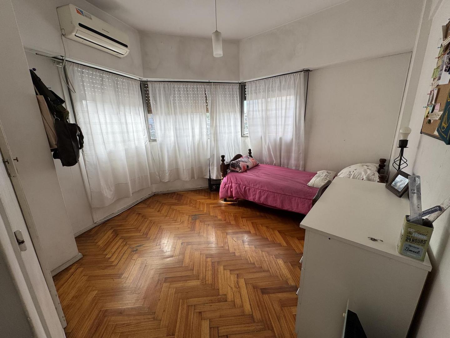 Departamento de 3 ambientes al frente con balcón en venta