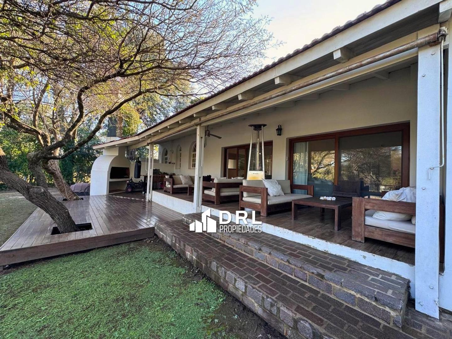 Casa 6 ambientes con 2 baños