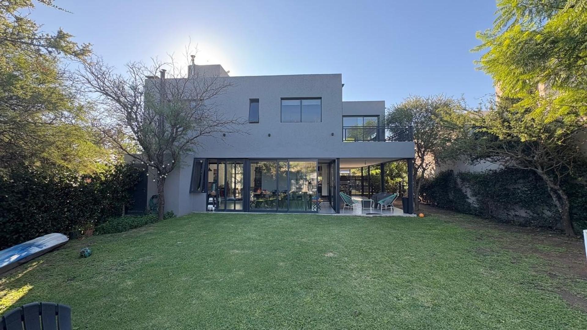 Casa en Venta 3 dorm. Barrio Las Cañitas apto crédito- Cba.