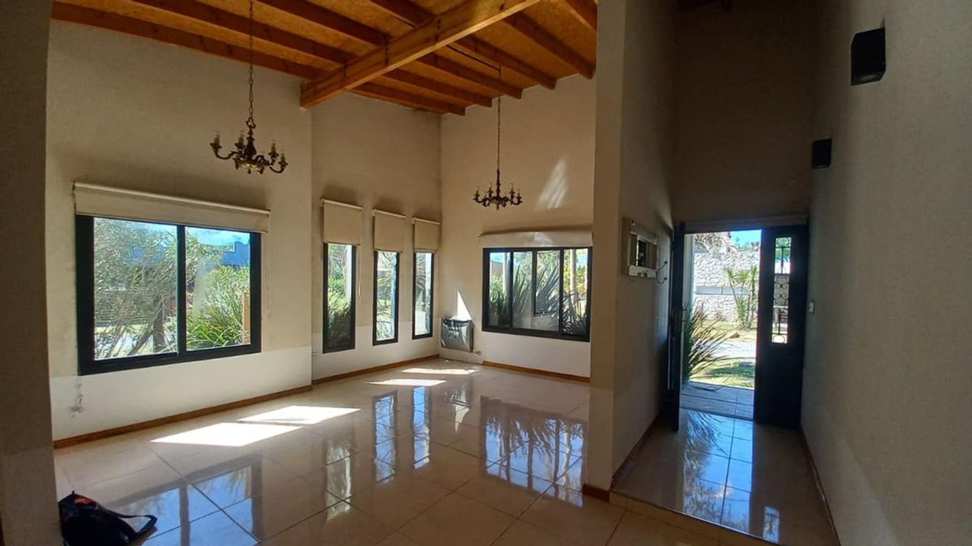 Casa en Alquiler con 2 cocheras