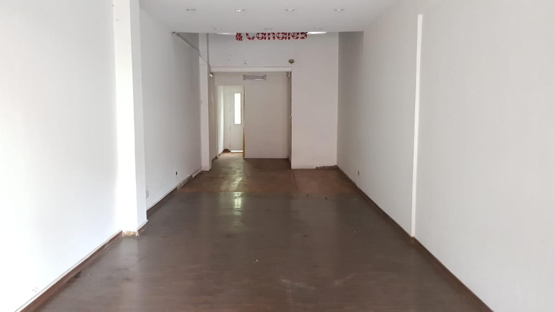 Excelente local comercial a 150 mts de la Estacion Castelar