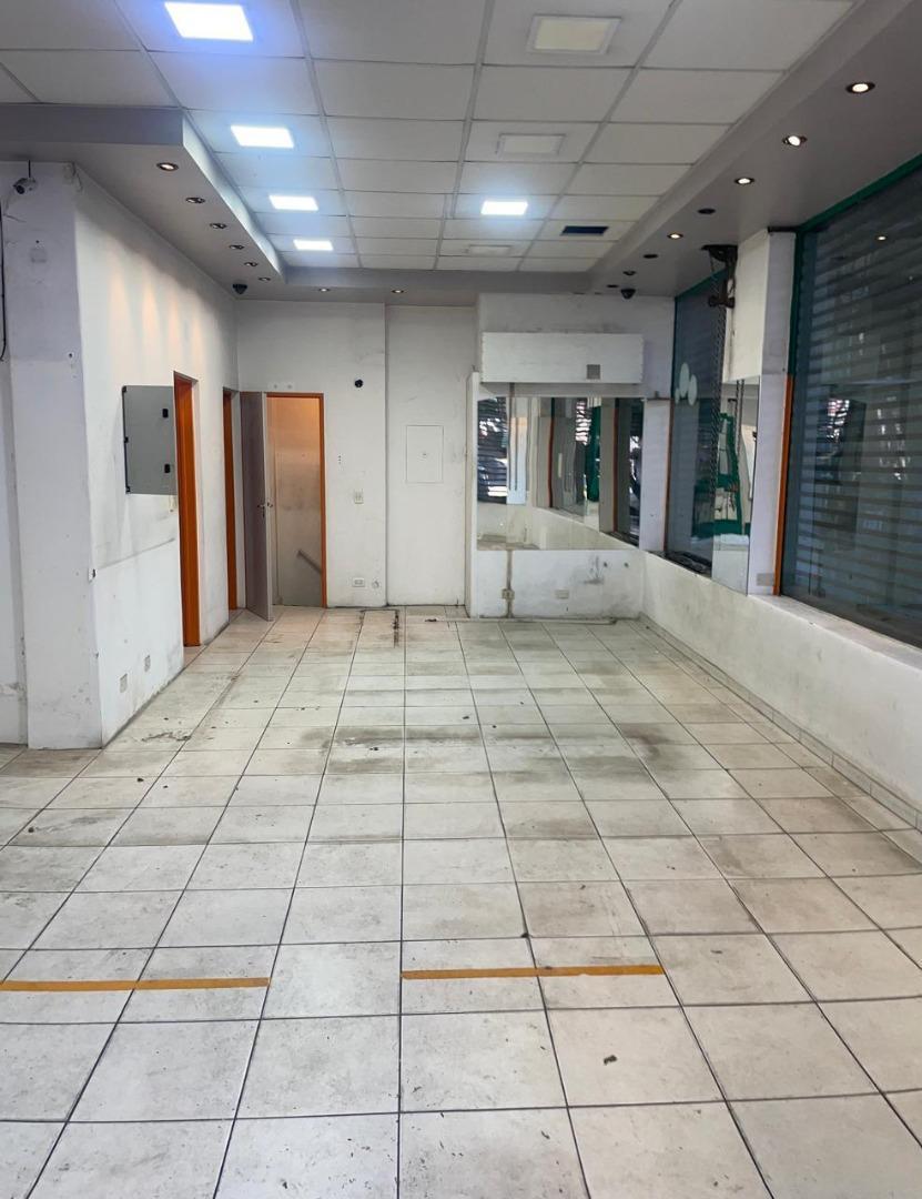 LOCAL ESQUINA BUSTAMENTE Y SARMIENTO 20mts VIDRIERA