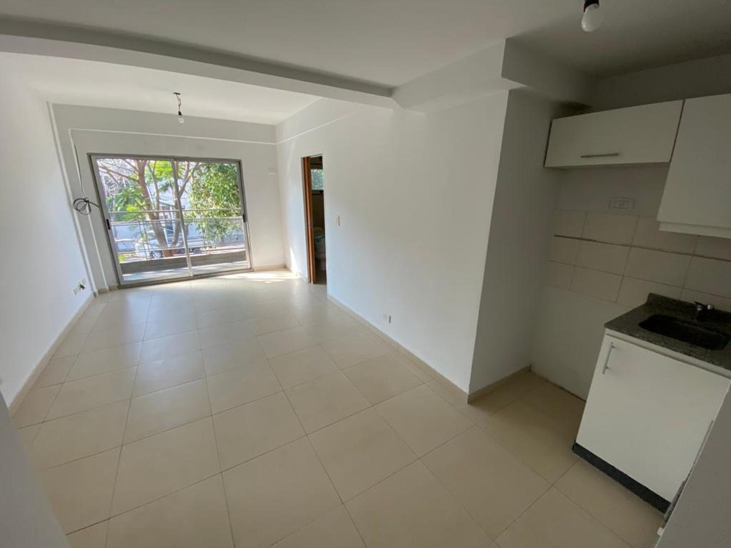 Monoambiente c/ balcón al frente - Luminoso