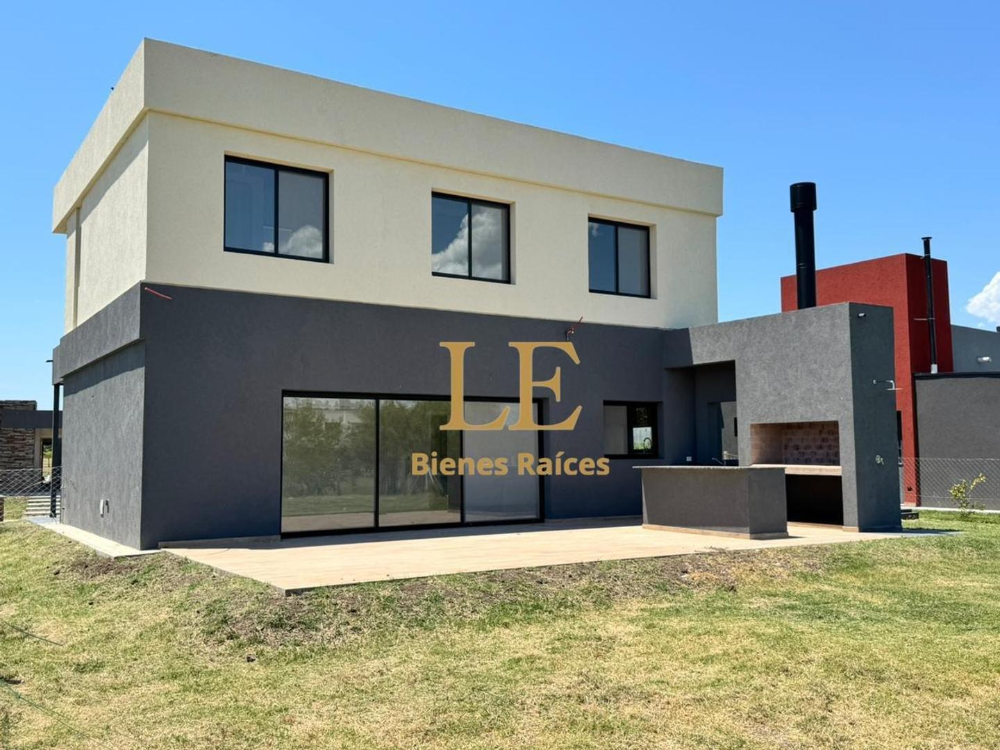 Casa en Venta con 3 cocheras