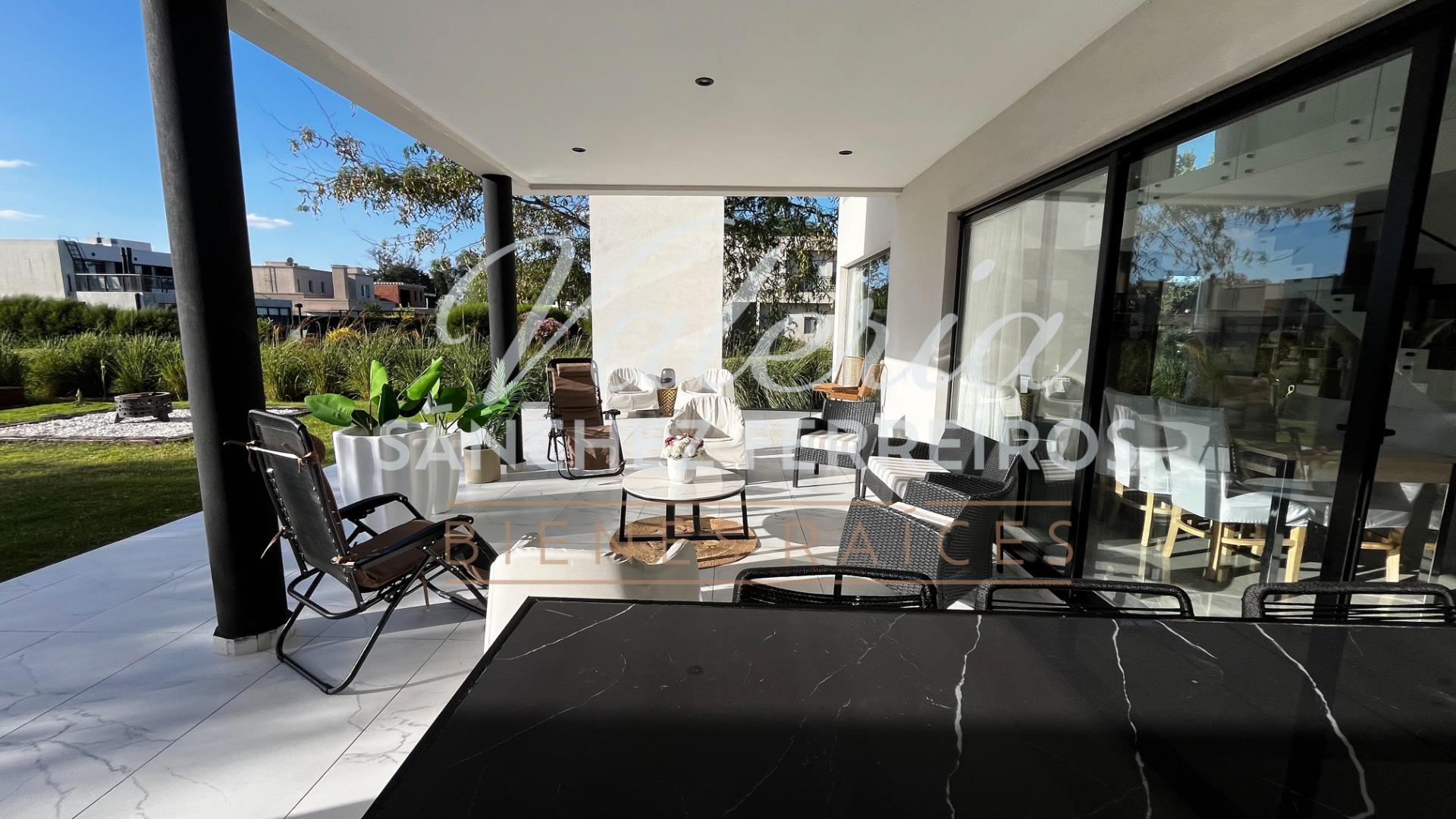 Casa 5 ambientes con 4 baños