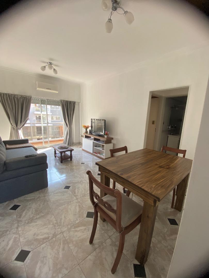 Departamento de 2 amb. Con balcon al frente . Amoblado