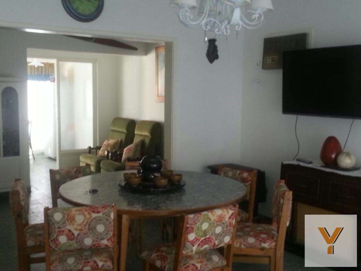 Casa 6 ambientes con 2 baños