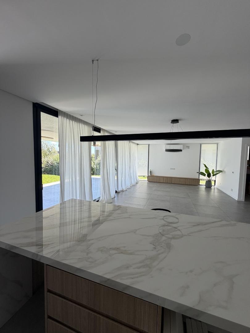 Casa al algo en alquiler anual barrio Vistas Puertos Escobar