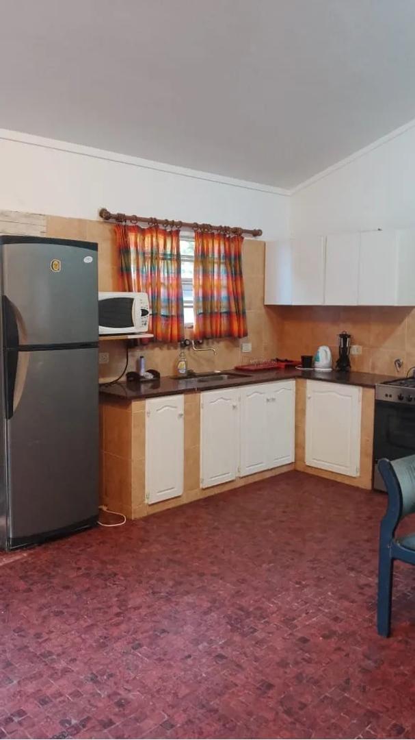 CASA EN FUNES CON PARQUE Y PILETA