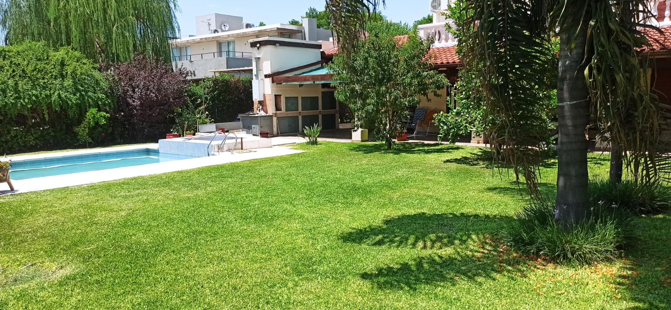 COUNTRY AYRES DEL SUR - 4 DORM. (2 en PB). Piscina c/ Hidro