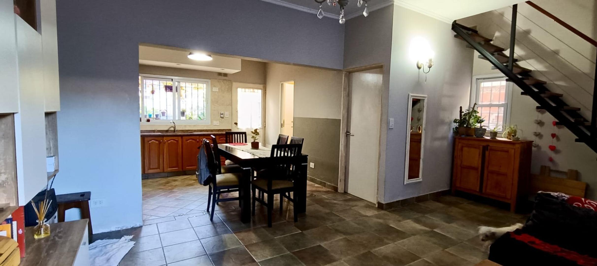 Casa 4 ambientes con 2 cocheras y fondo APTO CREDITO