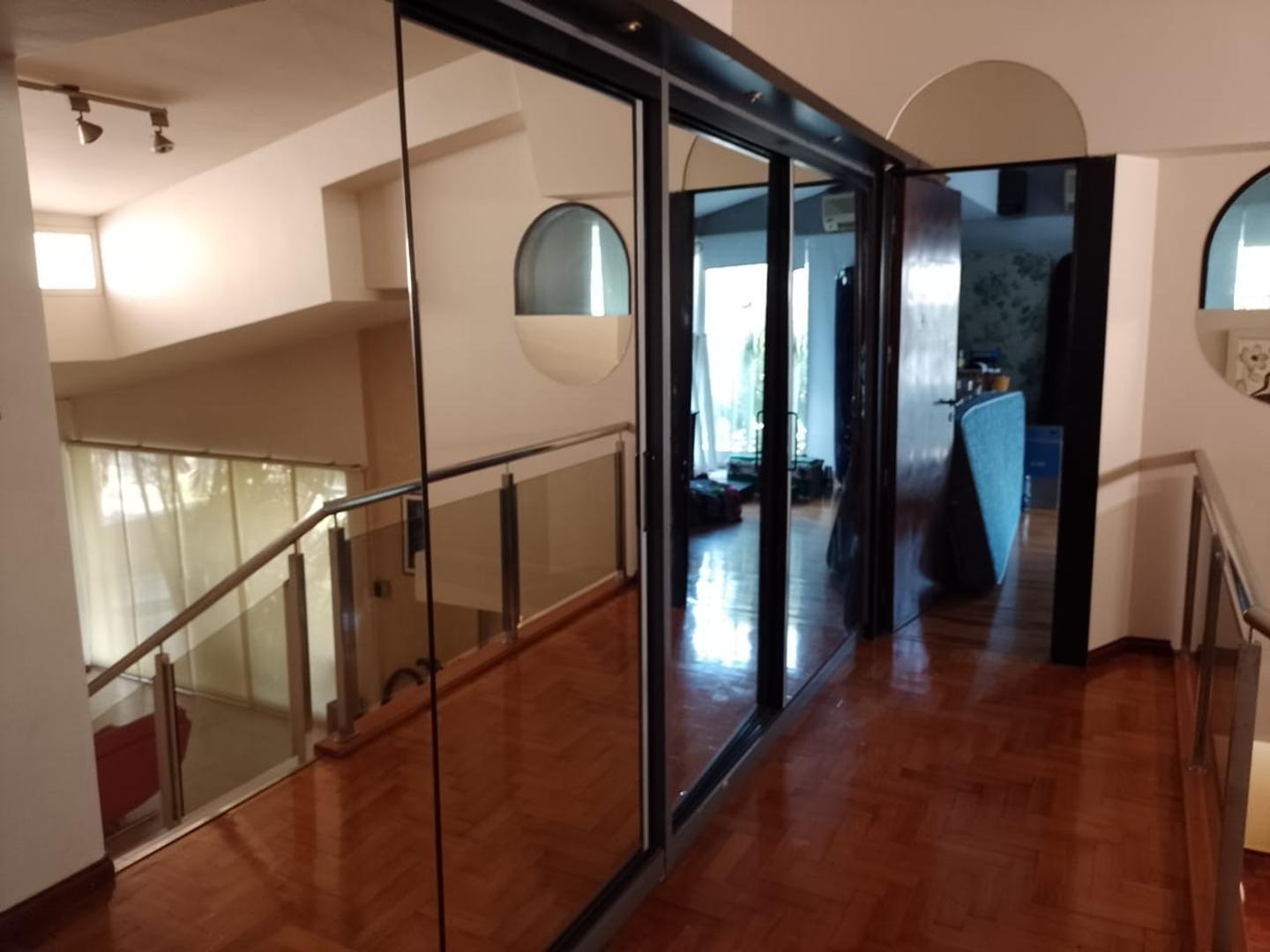 Casa en Venta con 3 cocheras