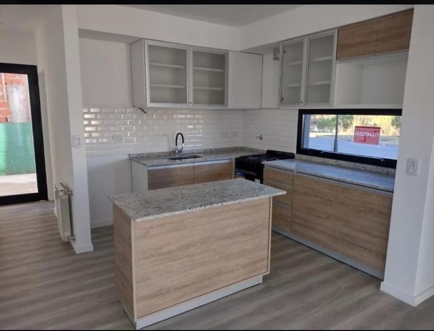 Casa en Alquiler con 2 cocheras