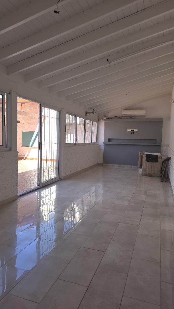 Casa 6 ambientes con 3 baños