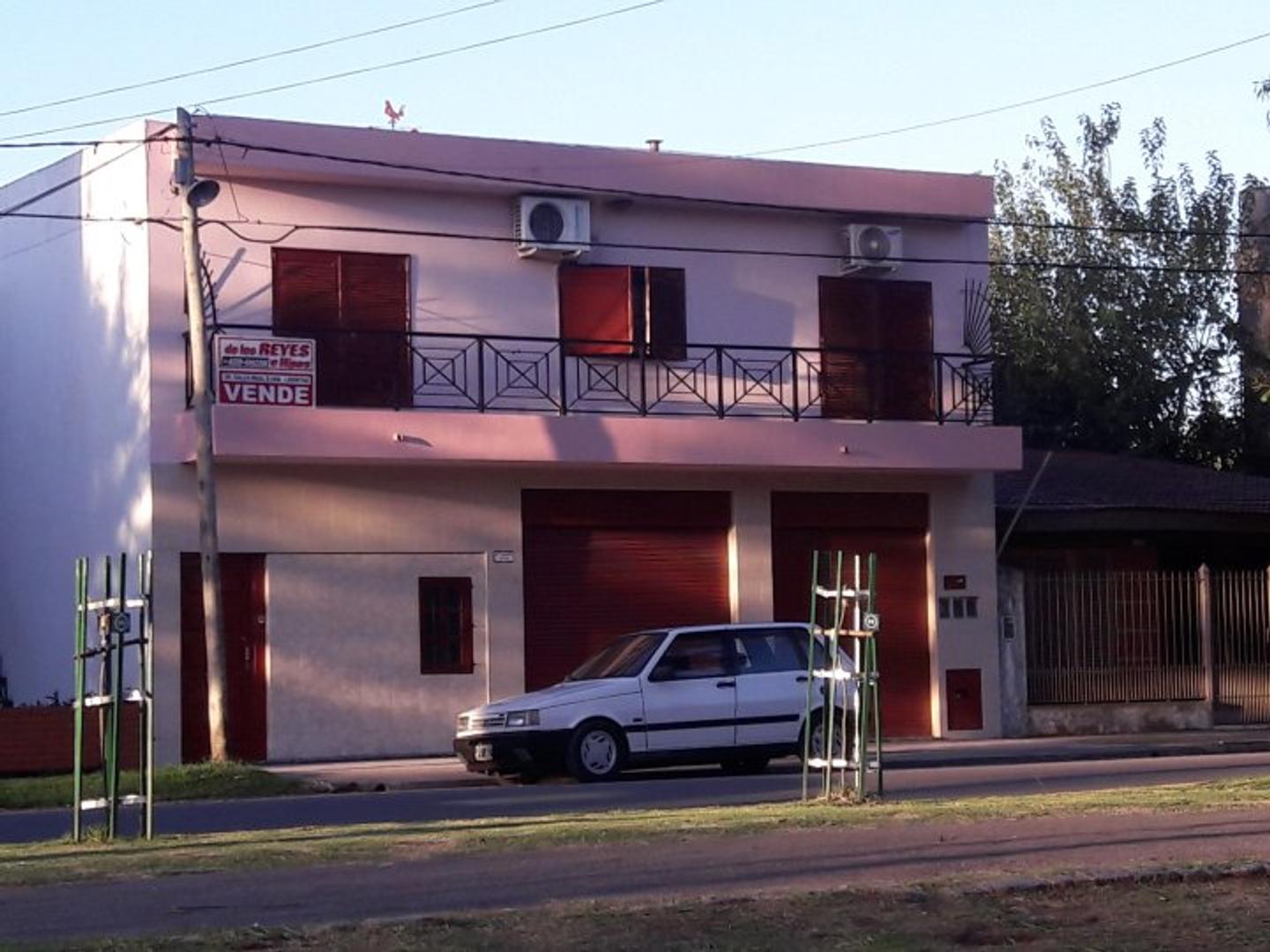 CASA AMPLIA CON LOCALES A LA VENTA