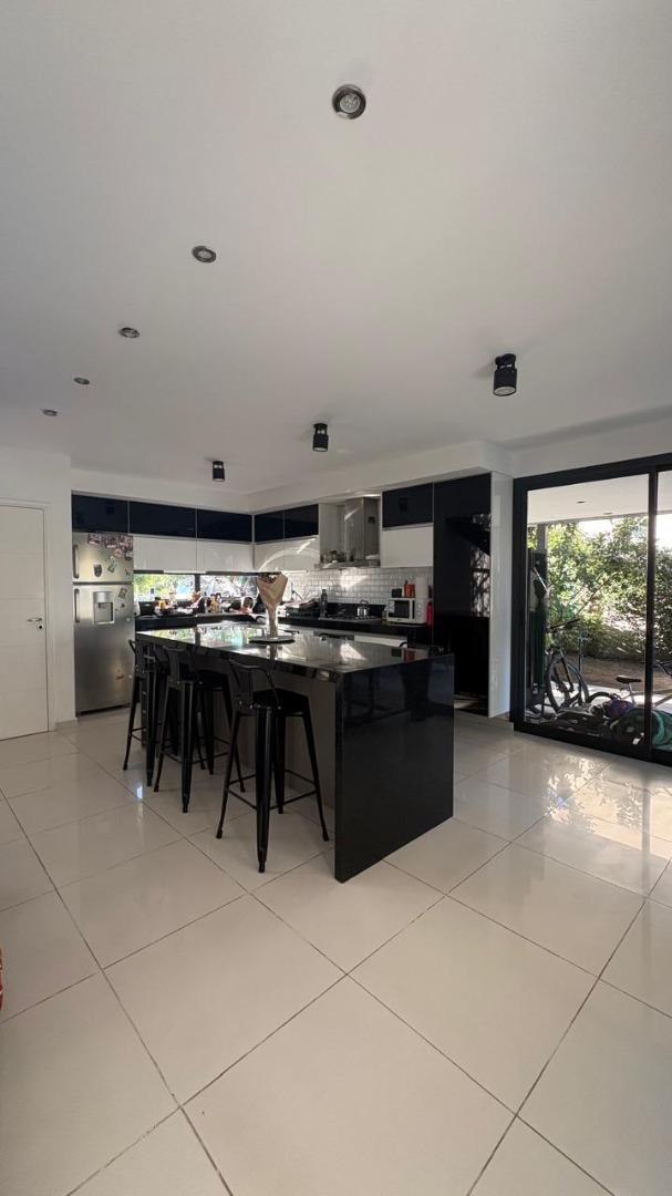 Casa en Venta con 4 cocheras