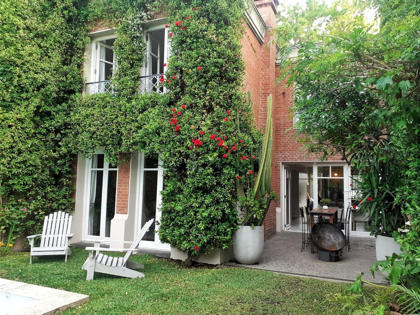 IMPECABLE CASA CON JARDÍN, PILETA, PARRILLA, COCHERA CUB.