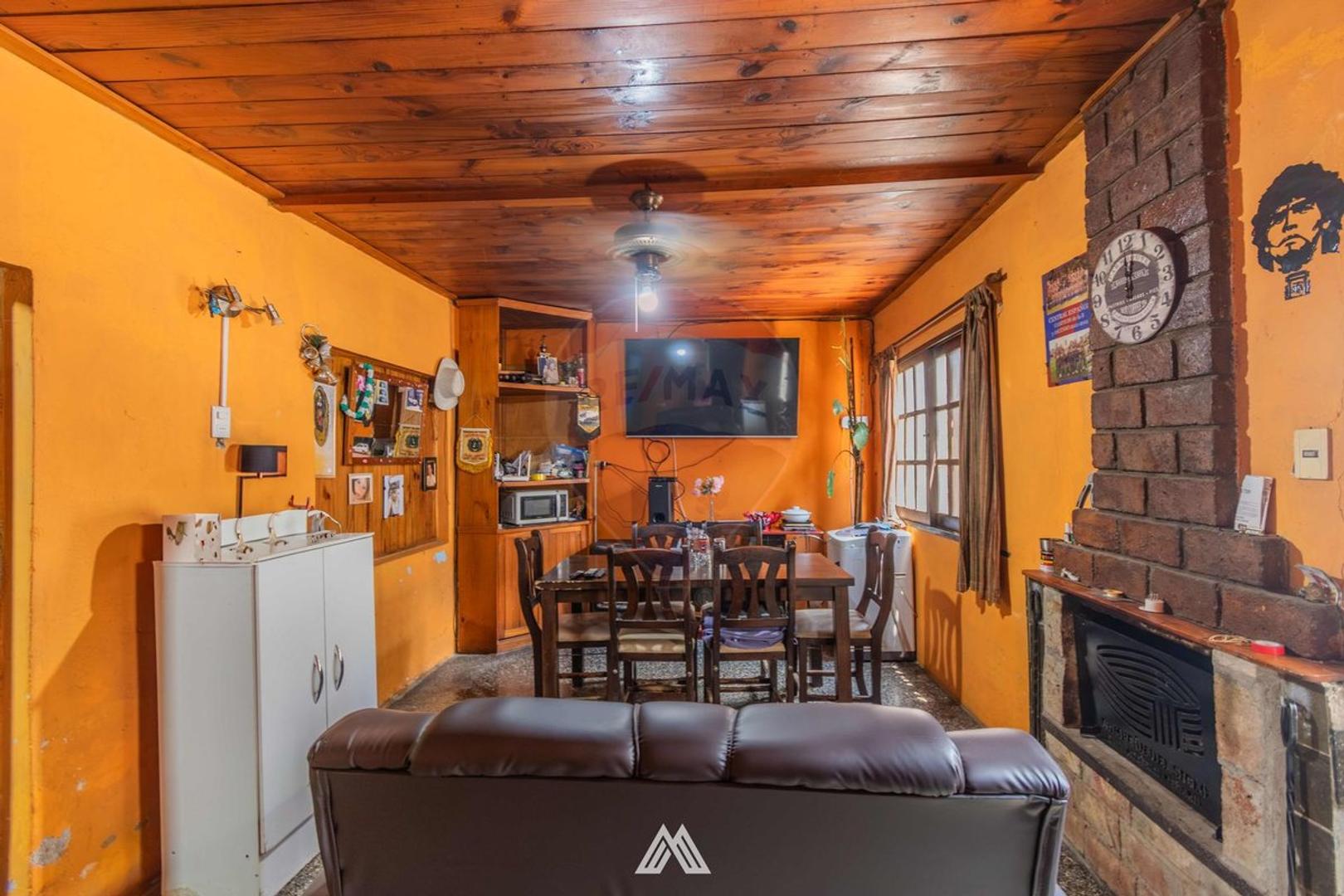 Venta de casa dos dormitorios con cochera en Pando