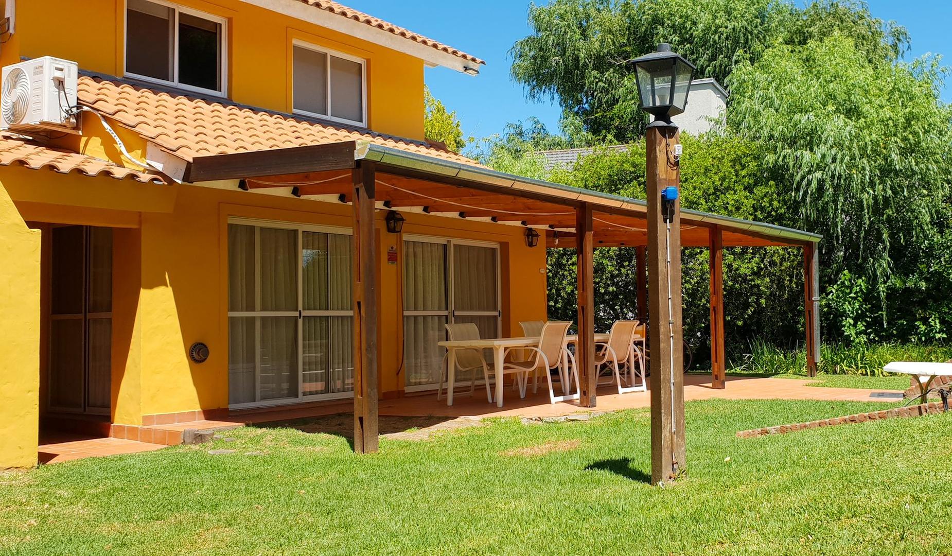 Casa en Alquiler con 2 cocheras