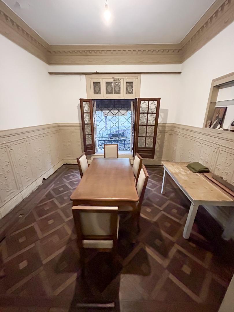 Casa de 8 ambientes c/terraza amplia distribuida en 2 planta