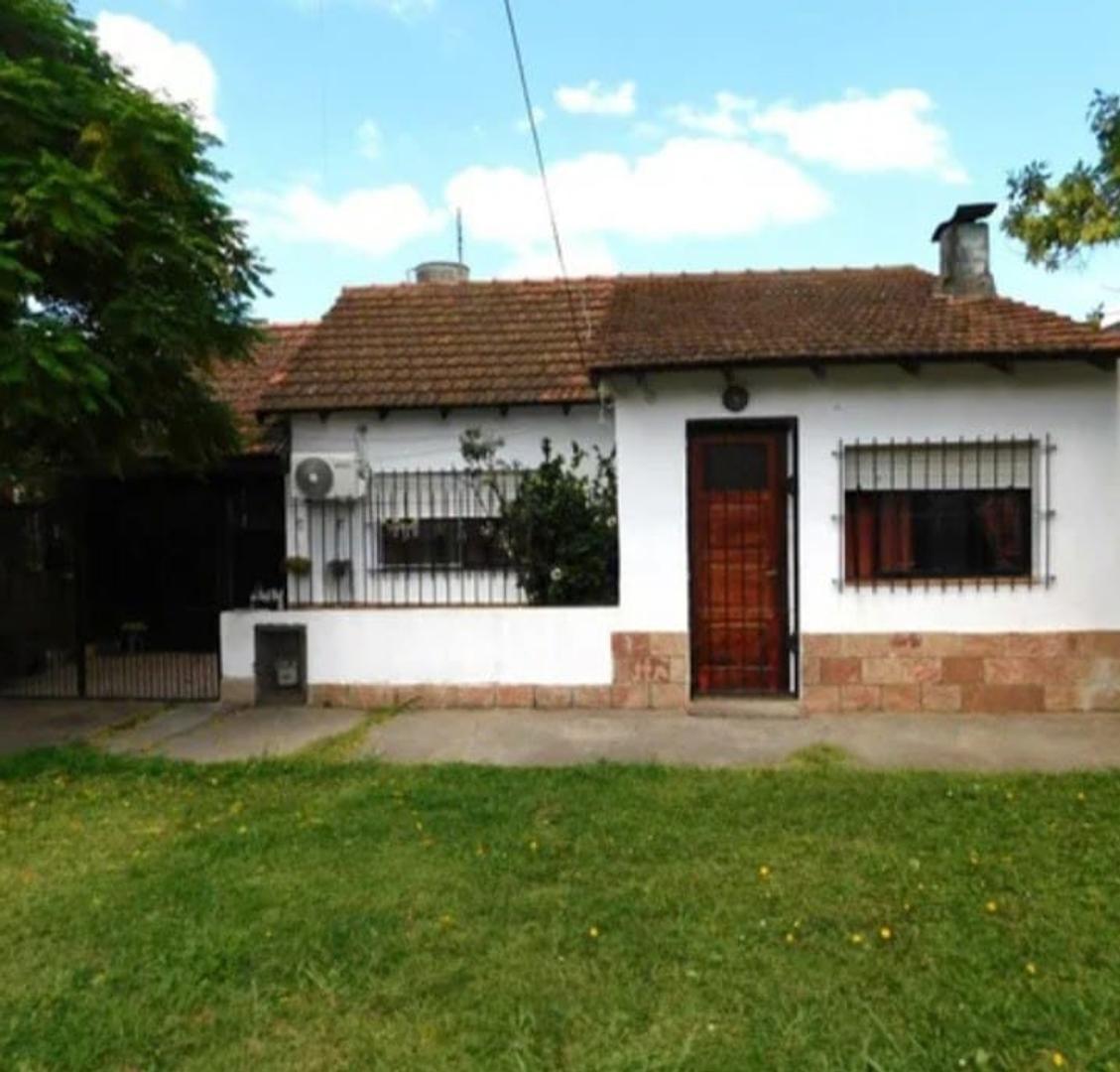 Casa 3 ambientes con  cochera en Longchamps