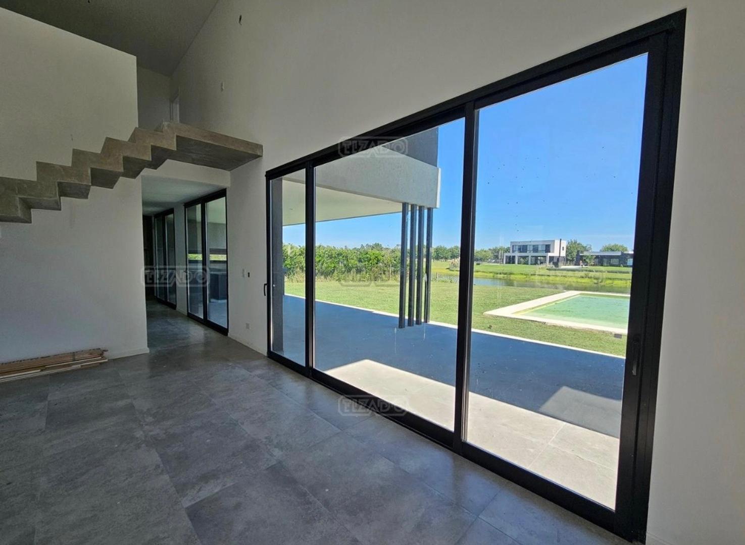 Casa en Venta con 3 cocheras