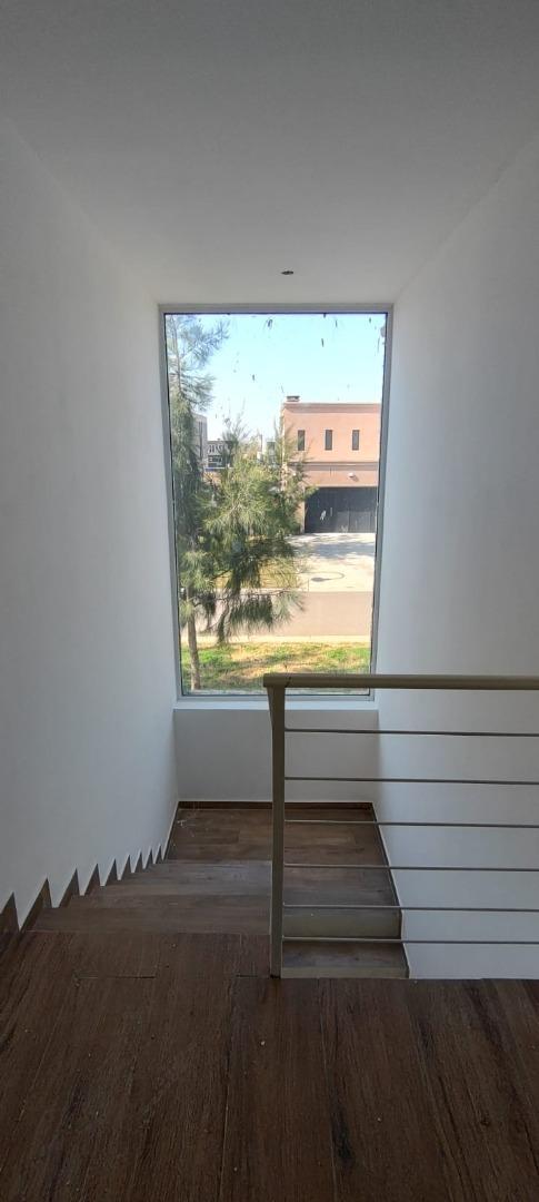 Casa 6 ambientes con 4 baños