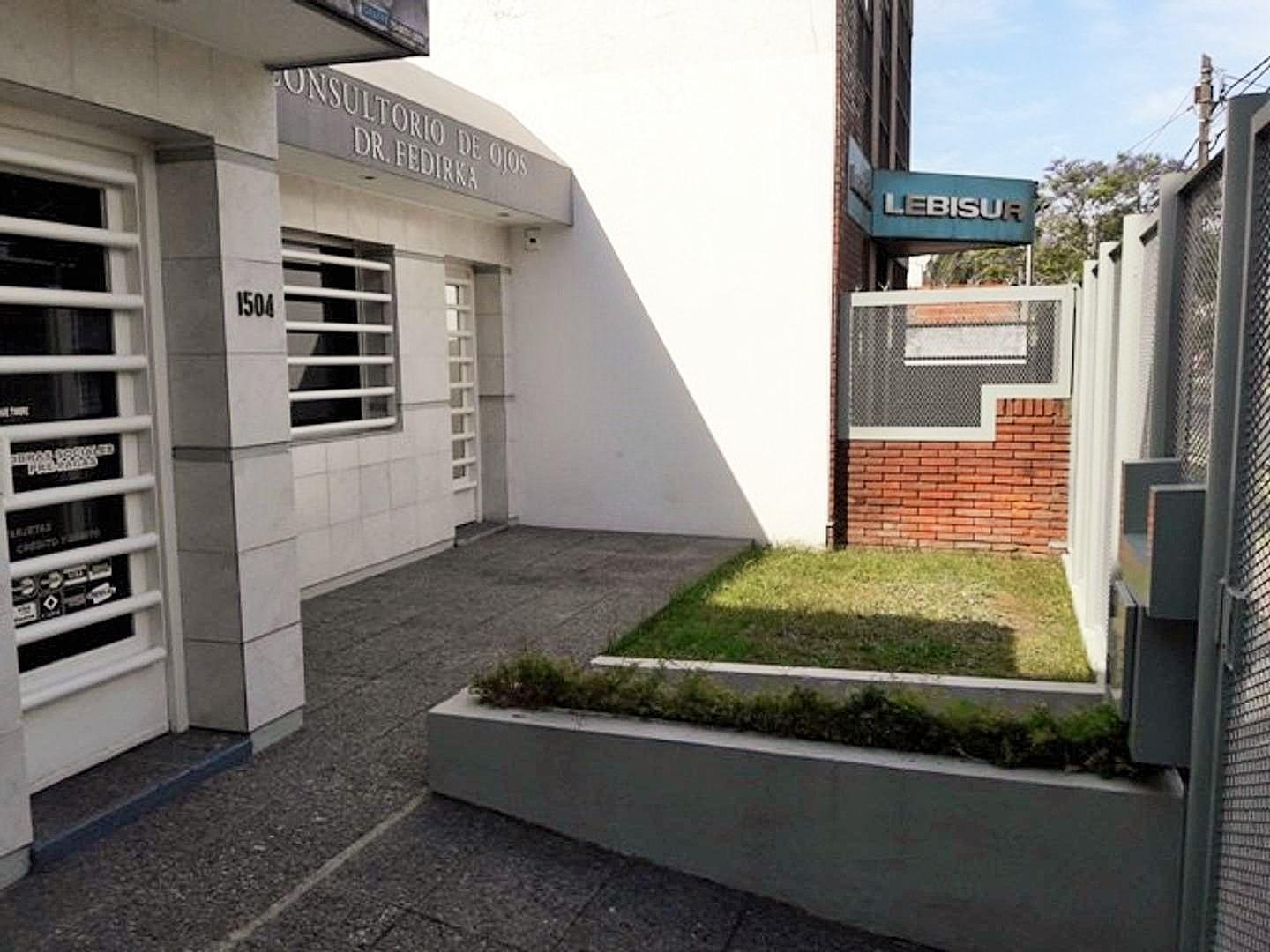 VENTA MUY BUEN LOCAL / POSIBLE CASA CON ESPACIO VERDE