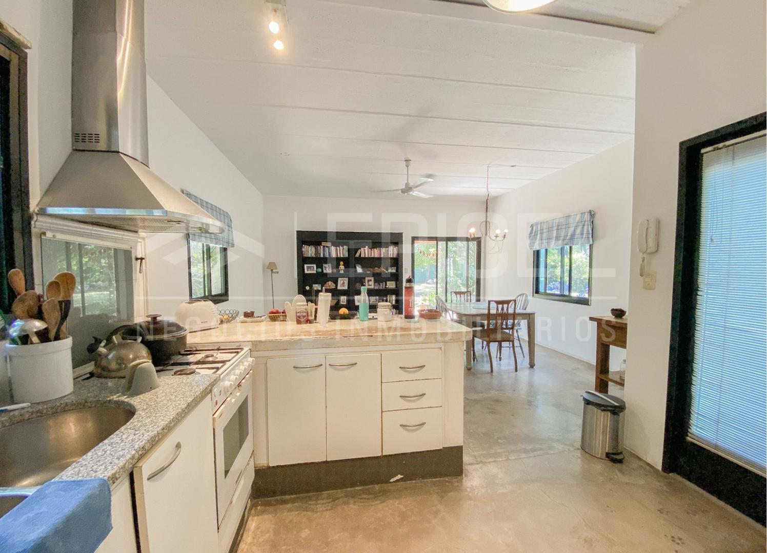 Casa 4 ambientes con 2 baños