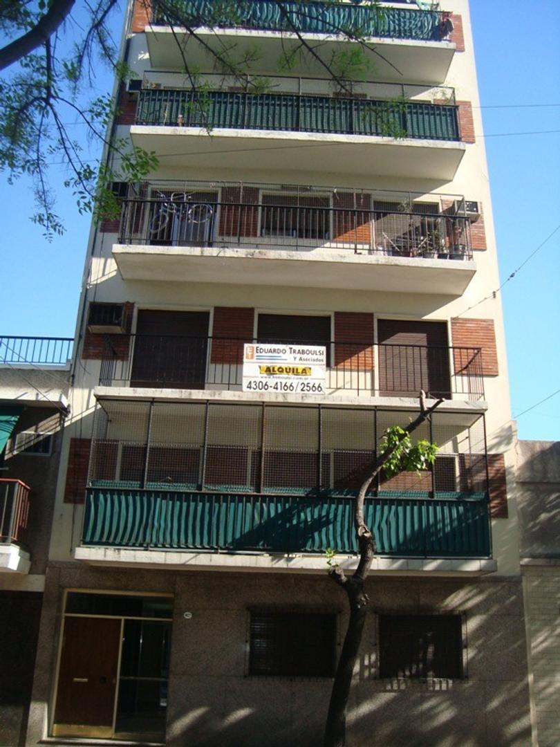 departamento de 3 ambientes al frente con balcon.-