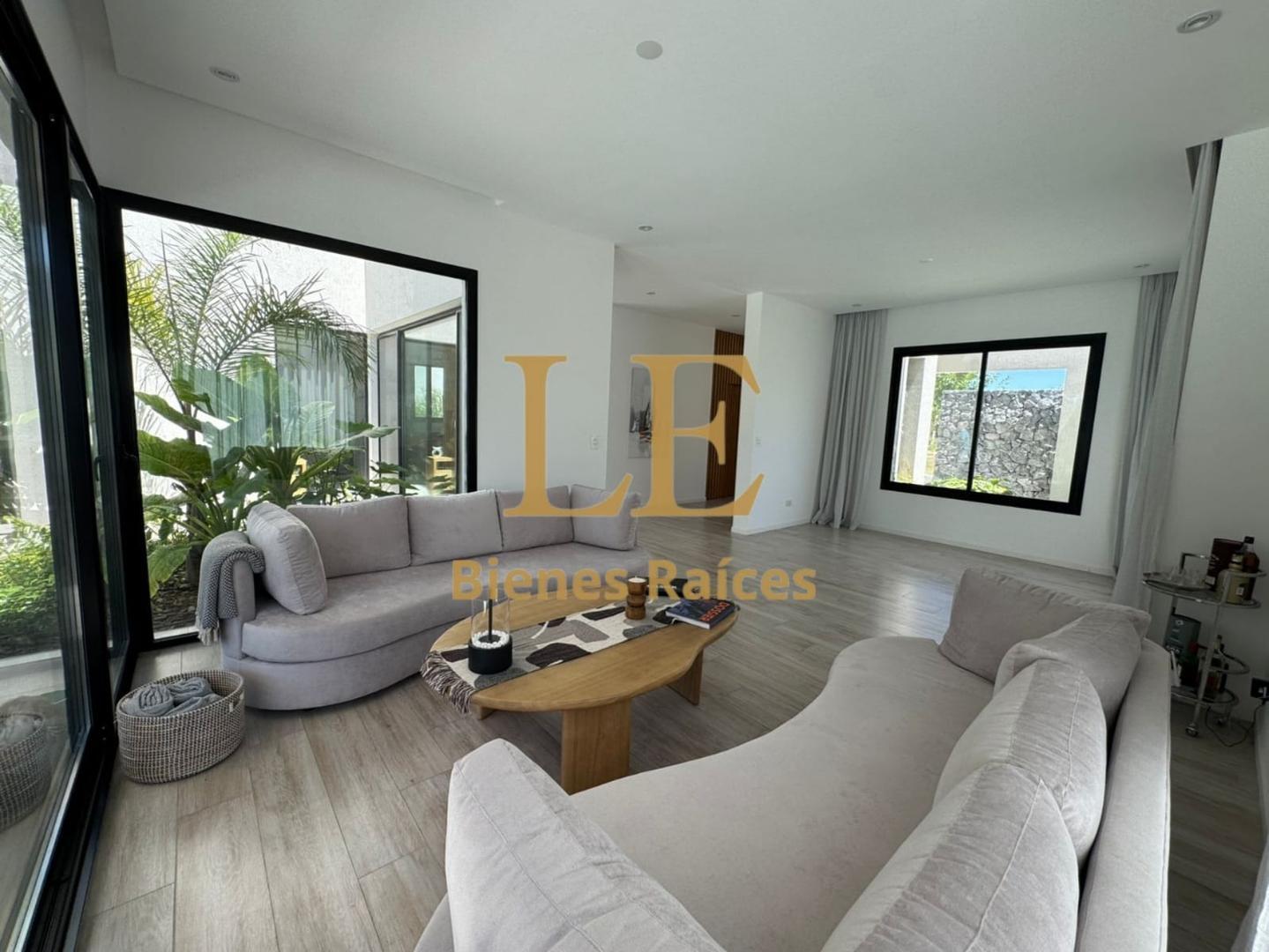 Casa en Venta con 3 cocheras