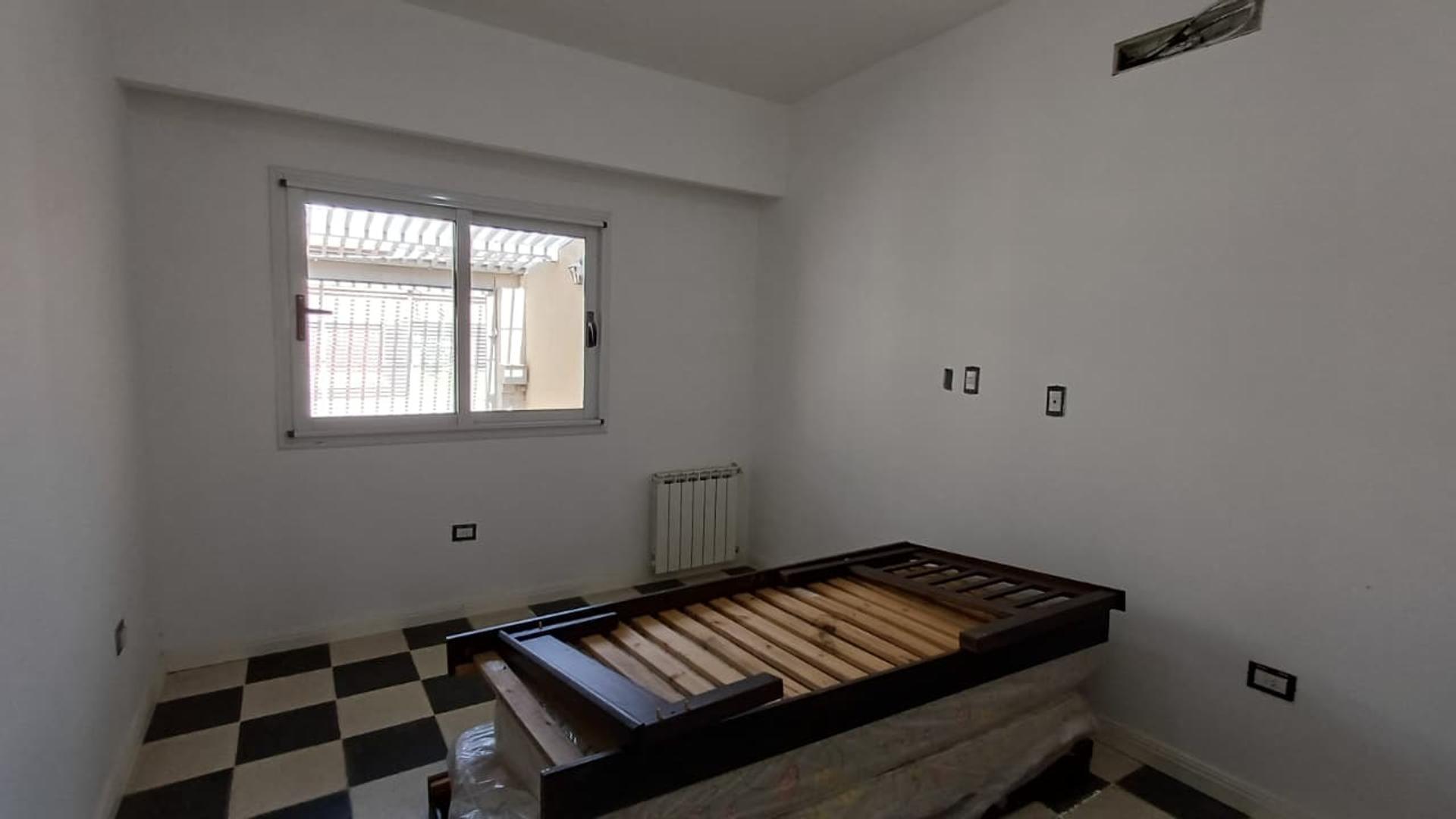 SE VENDE CASA DE 4 DORMITORIOS - B° ESCOBAR