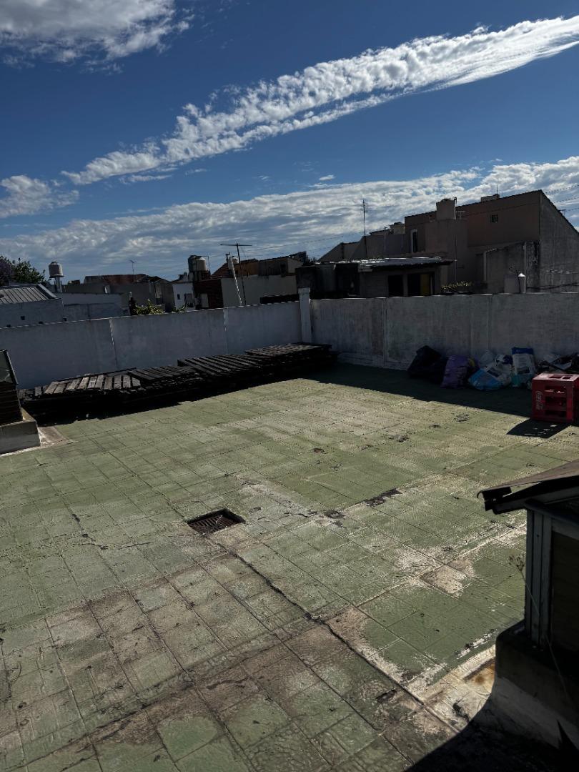 Galpón y PH 3 ambientes sobre lote propio. Venta en block.