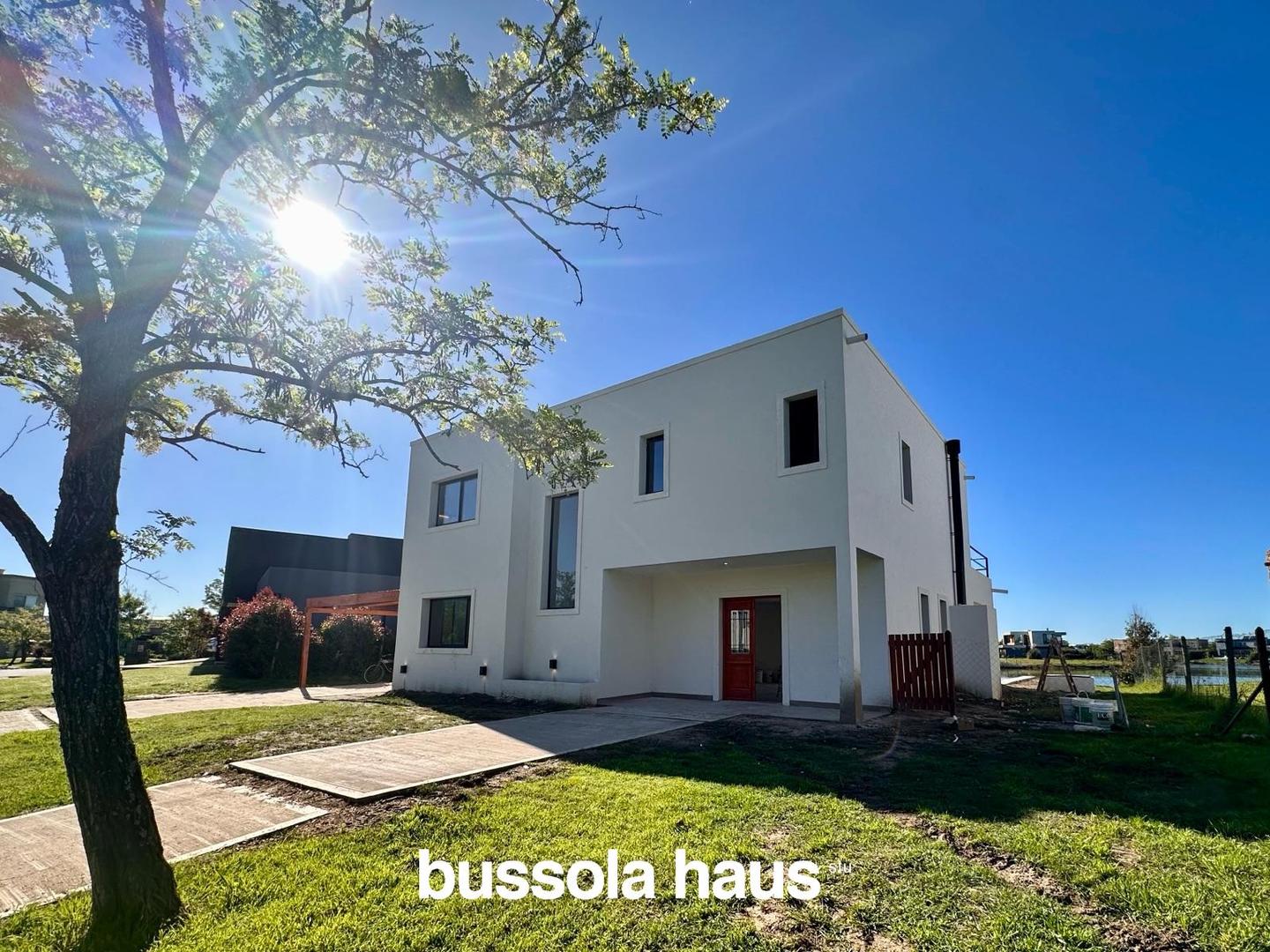 Casa en venta a la laguna en Canton 4 amb