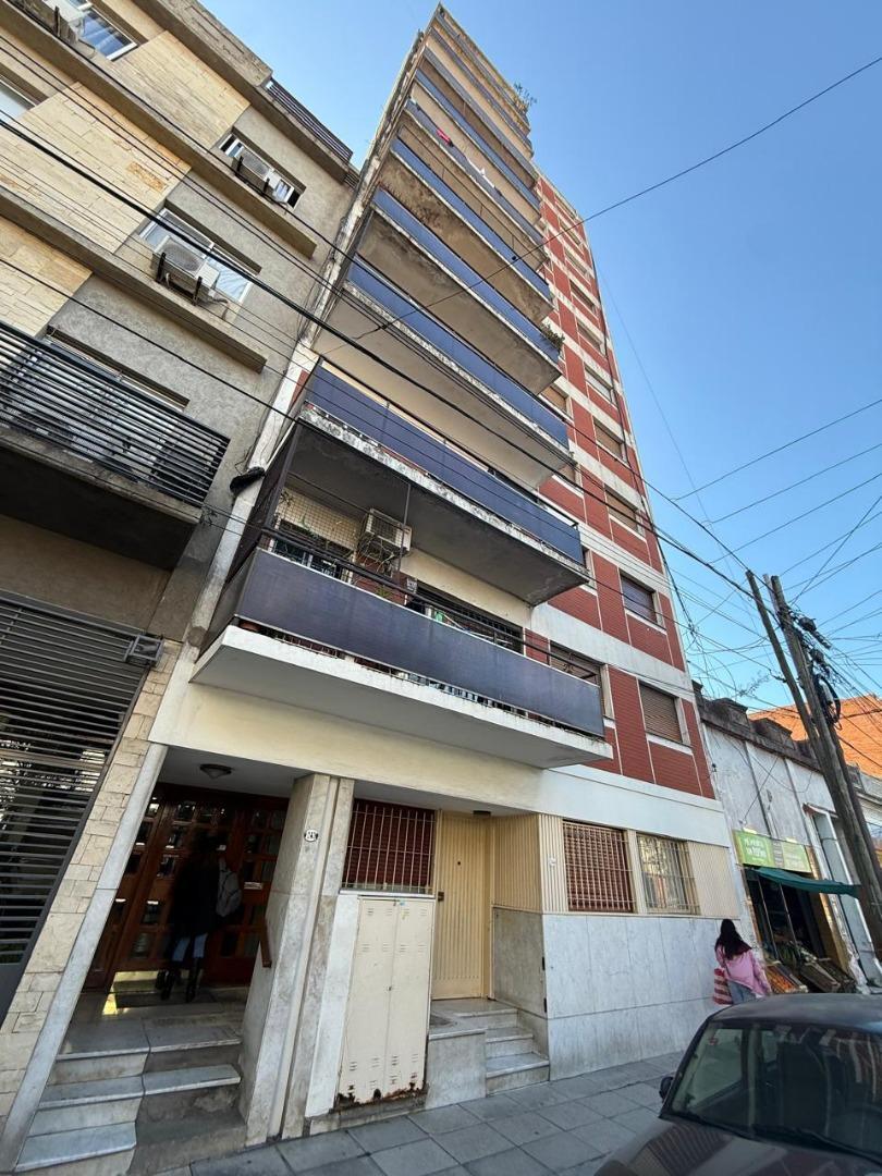 2 AMBIENTES a 200 metros de Pza. ALSINA BAJAS EXPSAS.