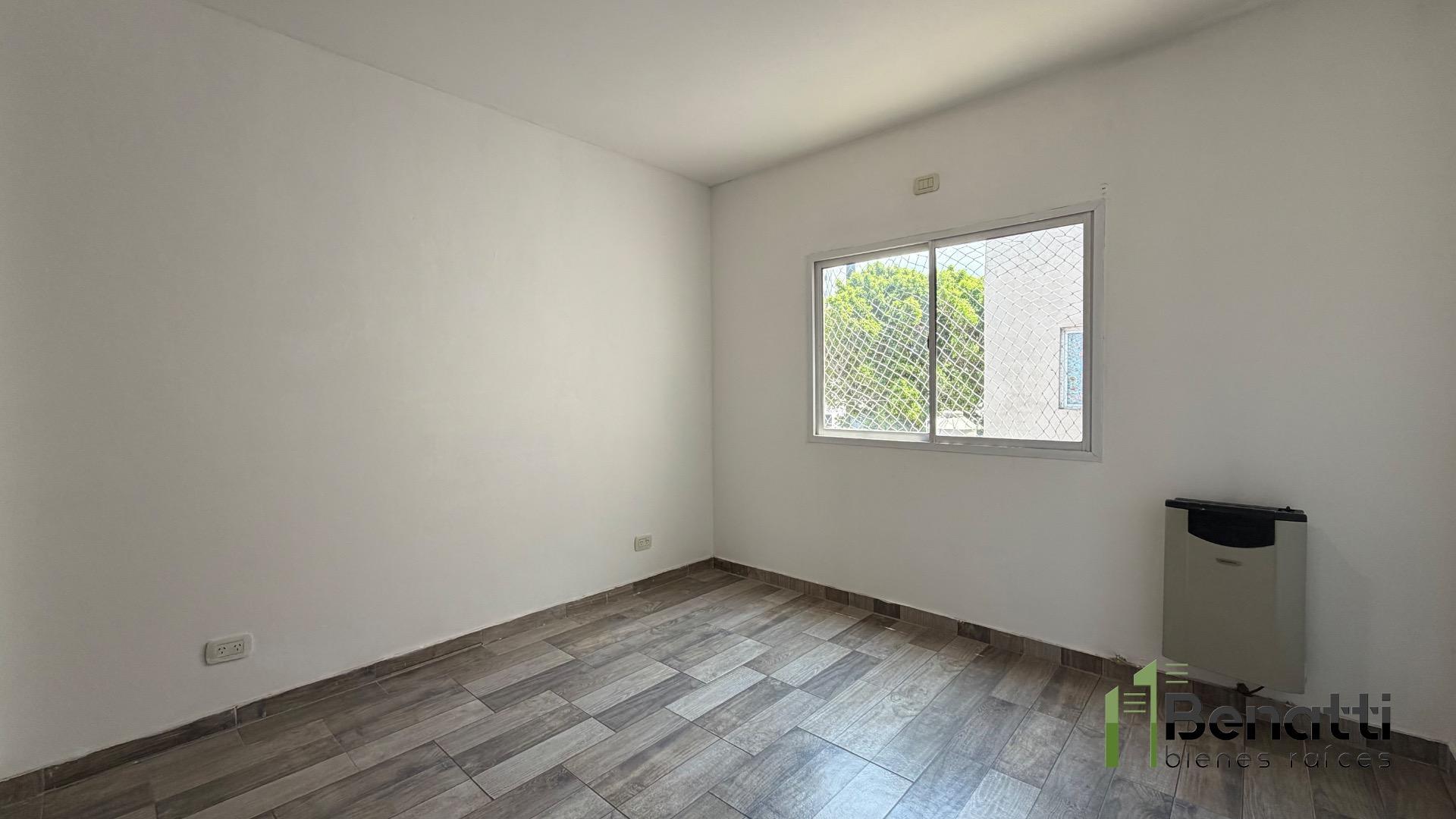 Dpto 4 amb en 3er piso por escalera. Balcón terraza propio